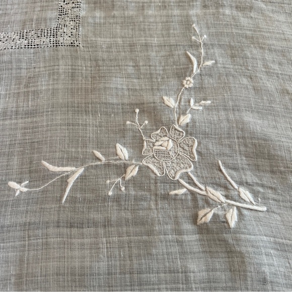Large 30x32 white embroidered w cutout center fine linen table centerpiece Vtg - Picture 4 of 11